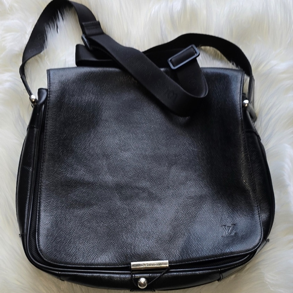 Louis Vuitton VIKTOR Black Crossbody Messenger Bag